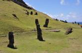 Antigos Moais em Rano Raraku, a fábrica de Moais, parcialmente cobertos pelo tempo. Ainda estavam a venda quando a civilização se perdeu (em Rapa Nui (ou Ilha de Páscoa), território chileno no meio do Oceano Pacífico)